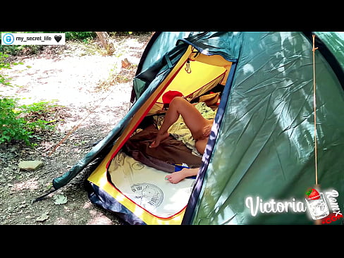 ❤️ Filmat a la càmera. Masturba apassionada de l'estrany en una tenda de campanya ❤️ Súper sexe al ca.sexflashgame.ru ❤